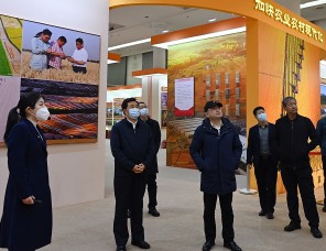 李迎宾馆长会见巴彦淖尔市 市委书记贺伟华一行并座谈